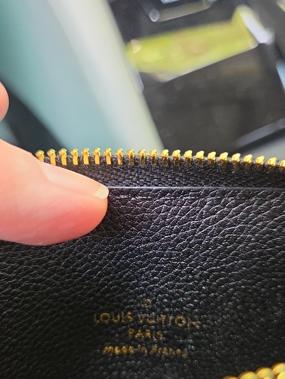Black Card & Key Holder with Gold Chain - Picture 4 of 4